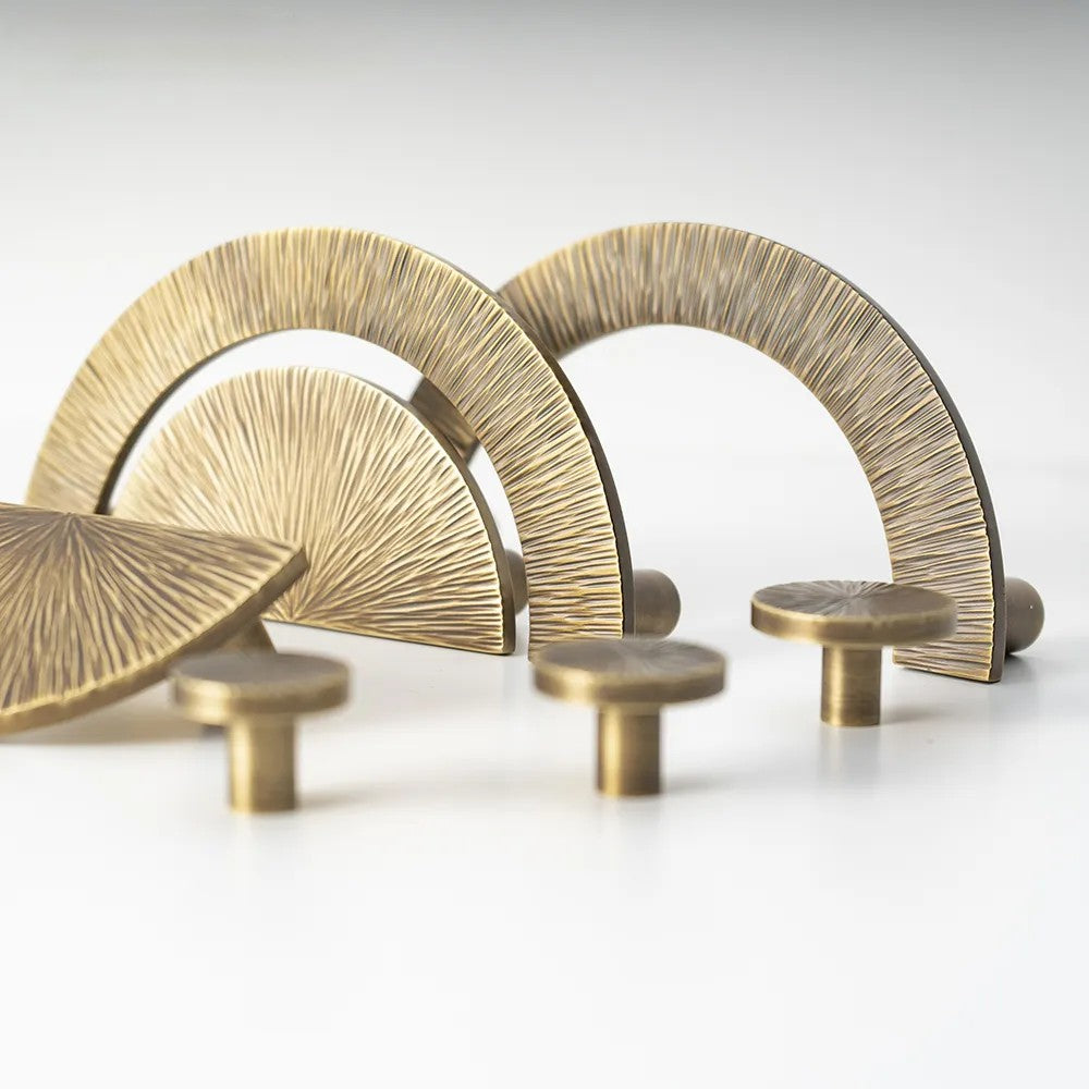 halfronde meubelgreep met motief uitgevoerd in geborsteld brons