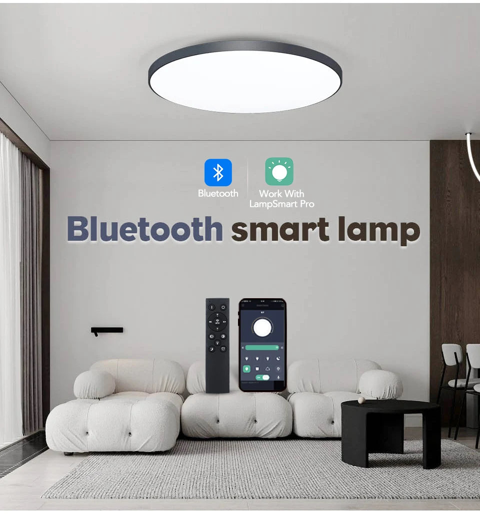 strakke ronde Smart plafondlamp met een zwarte rand. Aan het plafond in een woonkamer