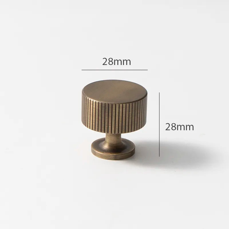 ronde meubelknop met ribbels aan de zijkant 28mm uitgevoerd in geborsteld brons