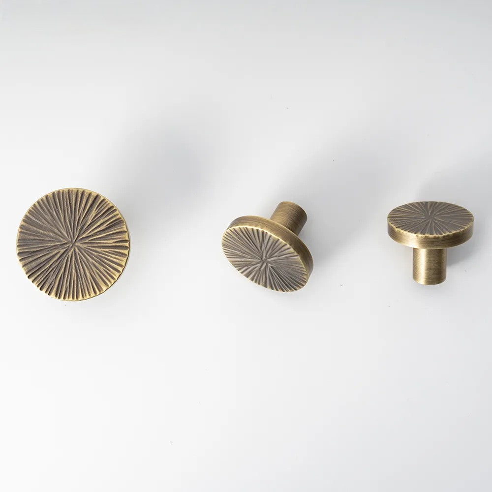 ronde meubelknop mat brons met hand bewerkt motief