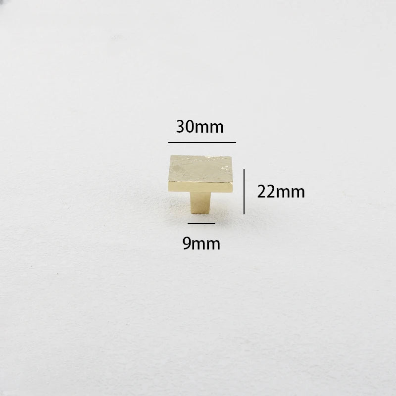 vierkante platte meubelknop 30mm met abstract geometrisch patroon in glanzend messing