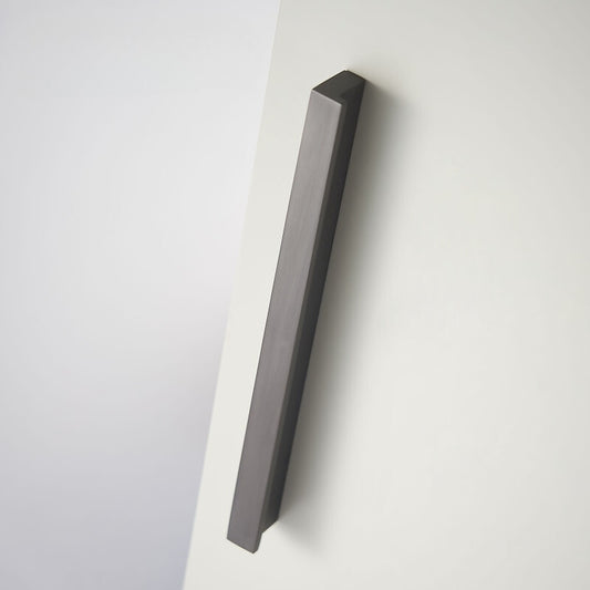 strakke lange l profiel meubelgreep op een witte kastdeur