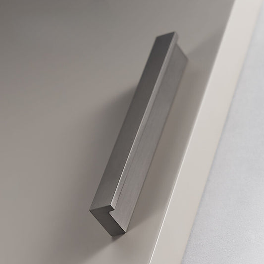 strakke lange l profiel meubelgreep zijaanzicht op een witte kastdeur