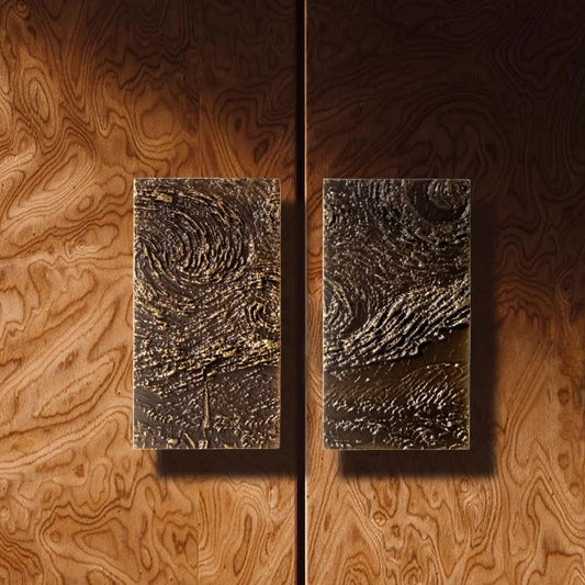 set rechthoekige meubelgrepen in brons op een wortelnoot houten kast
