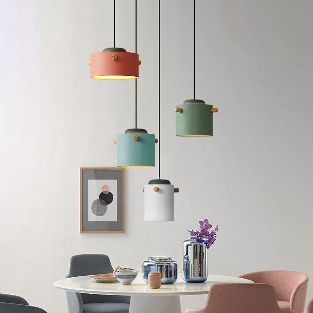 selectie van scandinavisch model hanglamp rond met houten elementen in verschillende poedertinten