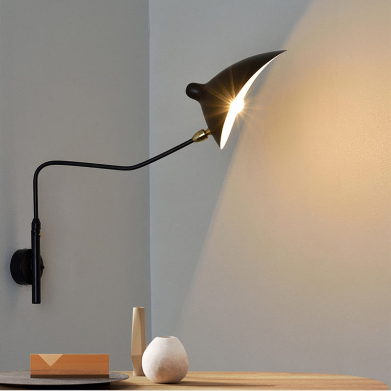 zwarte brandende moderne wandlamp met  1 slanke gebogen arm 