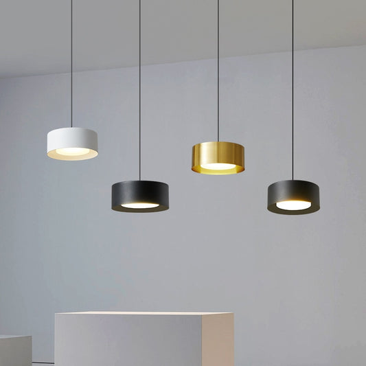 Minimalistische ronde hanglampen in wit zwart en messing